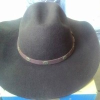 topi laken marlboro pita kulit