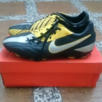 Sepatu Sepak Bola T90 Original