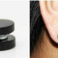 Anting-anting magnet pria hitam titanium