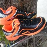 Sepatu badminton lining play black orange