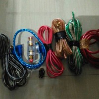 paket kabel pemasangan power amplifier di belakang jok mobil
