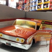 Jual 1960 FORD STARLINER - SKALA 1:24 - MAISTO (DIECAST-MINIATUR) Murah