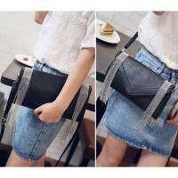 TAS SELEMPANG CLUTCH HITAM RANTAI JUMBAI UNIK UNIQLO FASHION PRADA CNK