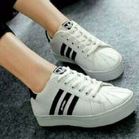 Sepatu Adidas Wanita Warna Hitam Putih/ Model Terbaru/ Keren