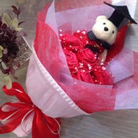Jual Buket Bunga Boneka Wisuda Merah 5Bunga 1Boneka Murah Terbaru Murah