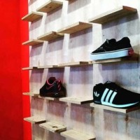 Etalase Rak Sepatu Murah untuk Toko Sepatu bahan Kayu Pinus Kombinasi