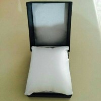 Box Kotak Jam Tangan Pria Dan Wanita Warna Hitam Dan Bantal Standard