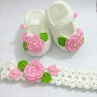 Sepatu Dan Bandana Bayi Rajutan (Pakaian Anak)