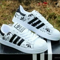 SEPATU OLAH RAGA WANITA ADIDAS WARNA PUTIH LOGO HITAM SEKOLAH SNEAKERS