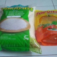 Paket beras maknyuss 5kg dan minyak goreng forvita