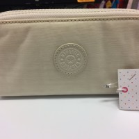 Dompet Kipling warna putih tulang atau broken white