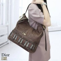 TAS DIOR 928#2
Kwalitas SEMPREM,
BAHAN KULIT,
UK 33X32X16cm
BERAT 0,