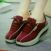 SEPATU OLAHRAGA MERAH MARON MARUN WANITA SEKOLAH SPORT NIKE ADIDAS