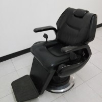 Bangku kursi cukur bagian tangan terbuka (bekas barbershop)