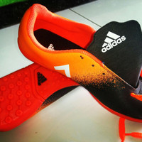 sepatu futsal warna orenge kombinasi hitam size 39-42