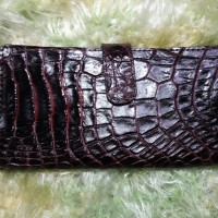 Dompet wanita dari kulit buaya asli asal Papua