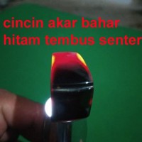Cincin akar bahar hitam tembus senter
