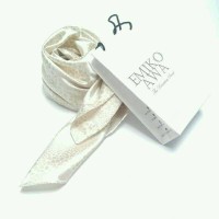 Jilbab segiempat motif cream satin / emiko awa / hijab / pashmina