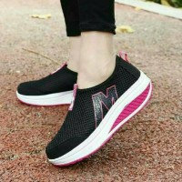 Jual sepatu sneakers wanita wedges slip on hitam Murah Murah