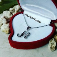 kalung+liontin huruf perak 925 lapis emas putih