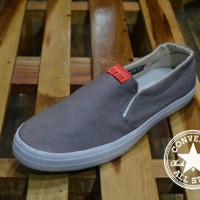 Fashion Wanita / Sepatu Sneakers / Converse Slip-On