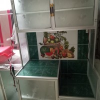 lemari rak piring kaca dua pintu