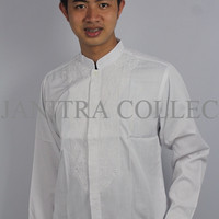 Baju Koko Pria Warna Putih Tampil Simple/Bermerk