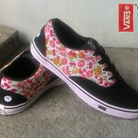 VANS CALIFORNIA HITAM BUNGA MERAH - UJE03 / SEPATU PREMIUM VANS WANITA