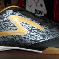 SEPATU FUTSAL SPECS SWERVO FF IN BLACK GOLD ORIGINAL PROMO