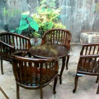 Empat Kursi & Satu Meja Tamu untuk Santai