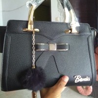Tas wanita merk Bonia warna hitam