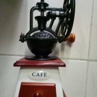 Jual coffee grinder penggiling kopi besi hitam body keramik gambar kincir Murah