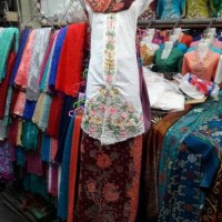 Kebaya pola katun plus rok sarung selendang serat nanas