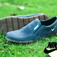 Jual nike slop kulit suede. sz 39-43. abu Murah