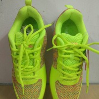 sepatu badminton merk LINING VIVO