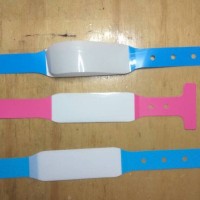 Gelang event identitas pasien berstiker plastik beserta nama