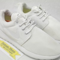 roshe run triple white