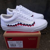 Sepatu Sneakers Kets Cowok Murah Vans Old Skool White Shark Mount DT