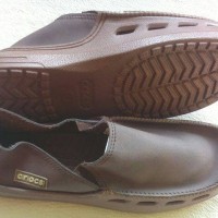Sepatu Crocs Kulit Warna Coklat