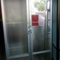 Lemari Pakaian Aluminium Frame Putih Kaca Es 2 Pintu
