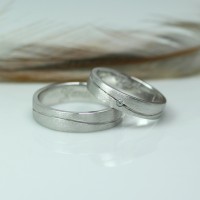 Cincin Kawin atau Cincin Tunangan Platinum Promo Emas 2g Antam Pt004