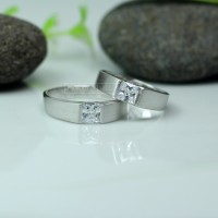Cincin Kawin atau Cincin Tunangan Platinum Promo Emas 2g Antam Pt001