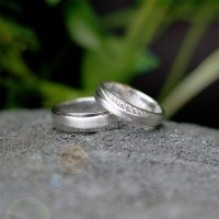 Cincin Kawin atau Cincin Tunangan Platinum Promo Emas 2g Antam Pt005