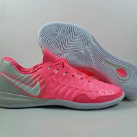 Sepatu Futsal Nike Tiempo Ligera IV
Warna : Pink Silver