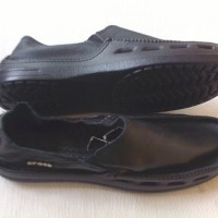 Sepatu Crocs Kulit Warna Hitam