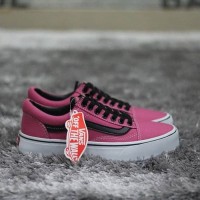 sepatu cewek. warna pink putih. merk vans. kualitas premium
