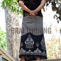 Kain sarung batik wayang etnik budaya indonesia. Perlengkapan sholat
