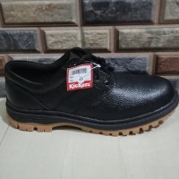 sepatu safety kickers full hitam pendek