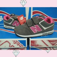 sepatu anak nb abu pink bludru