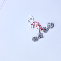 Anting giwang emas putih 75% berat 3.25 gram. white gold stud earring